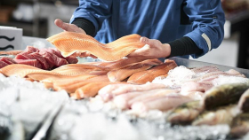 В РФ продолжают падать розничные цены на мороженую рыбу